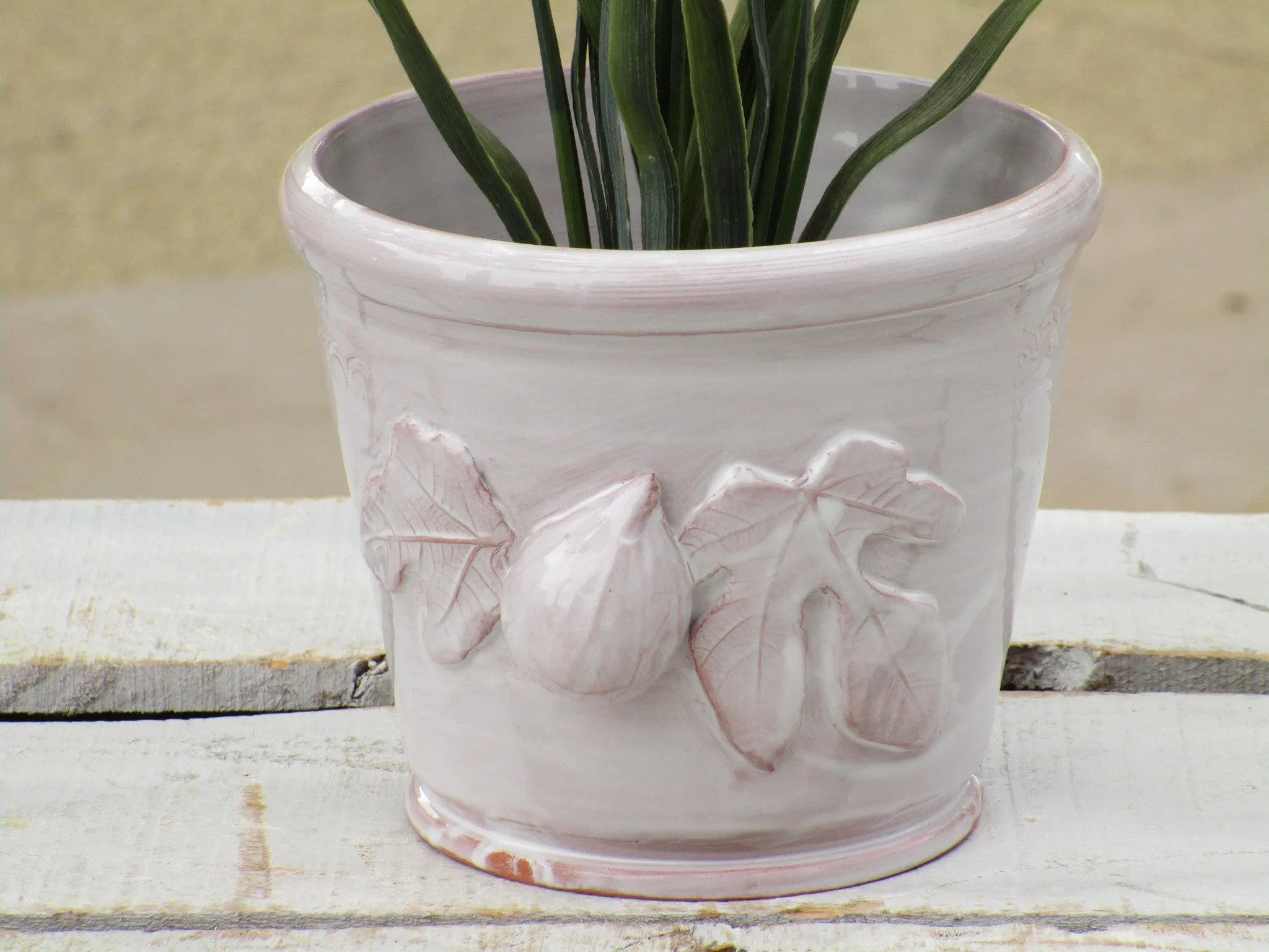 Ceramic glazed pot with figs